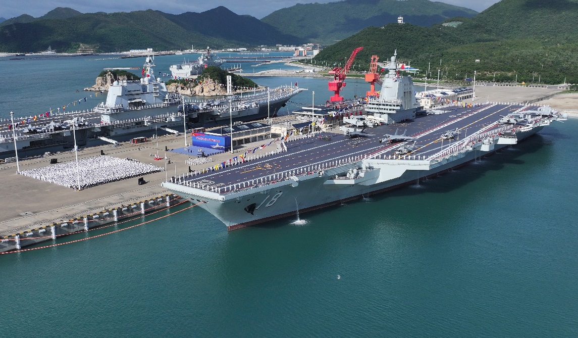 Çin Donanması Fujian'ı hizmete aldı