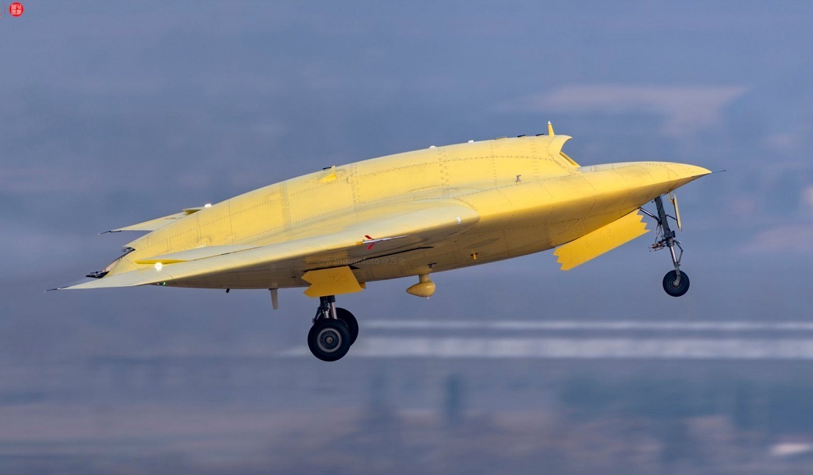 Çin'in yeni İHA'sı CH-7 ilk uçuşunu yaptı